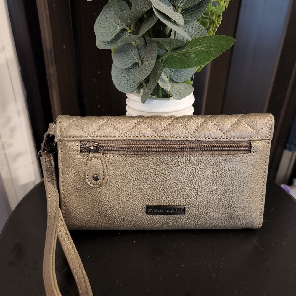 Steve Madden Quilted Metallic Gold Wristlet Clutch - Picture 2 of 3